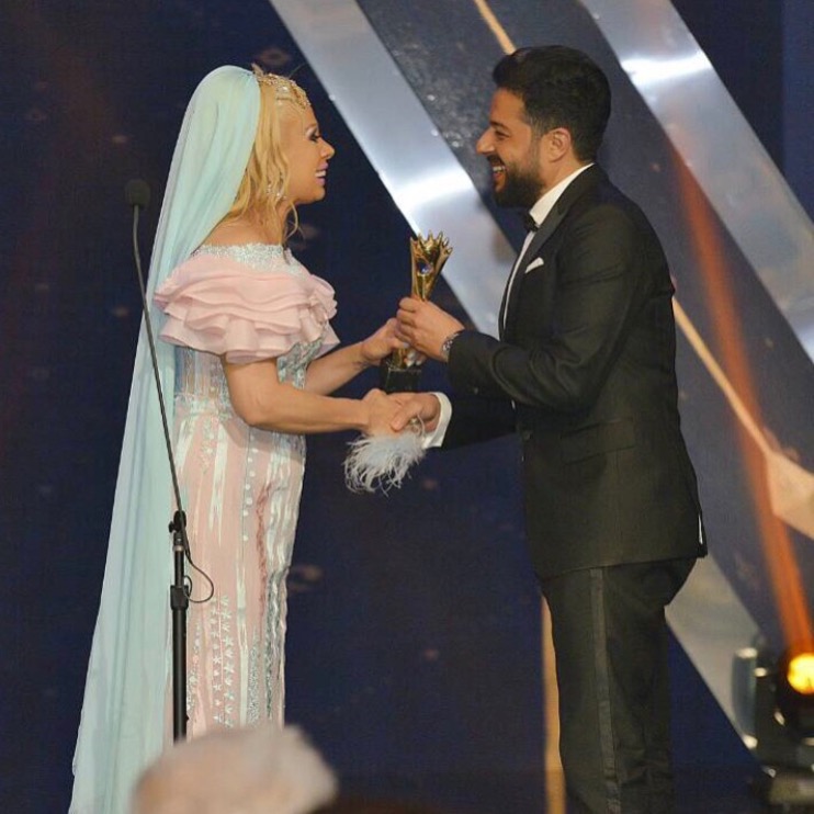 حماقي يفوز بجائزة أفضل مطرب عربي من مهرجان جوائز موريكس دور بلبنان